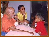 Swamishri conversing with the balaks, 8 Oct 99