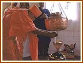 Offering abhishek on Shivlinga at Shiva mandir, 9 Oct 99