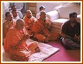 Offering prayers to Harikrishna Maharaj