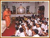 Addressing the balaks, 9 Oct 99