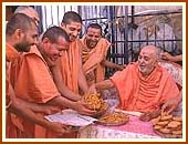 Giving prasad of sata and jalebi to the sadhus, 14 Oct 99 