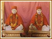 Shri Shastriji Maharaj (L) and Shri Pramukh Swami Maharaj