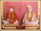 Shri Bhagatji Maharaj (R) and Shri Yogiji Maharaj