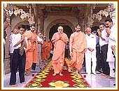 Swamishri coming out of the mandir after Thakorjis darshan, 20 Oct 99
