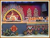 Swamishri blessing the devotees, 20 Oct 99
