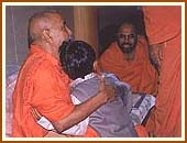 Swamishri blessing a child, 22 Oct 99