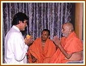  Shri Amitabh Bachchan   receives Swamishri's blessings, 22 Oct 99
