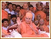 Swamishri in a joyous mood, 23 Oct 99