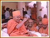 Swamishri in a joyous mood, 23 Oct 99