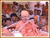 Swamishri in a joyous mood, 23 Oct 99