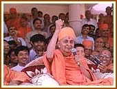 Swamishri in a joyous mood, 23 Oct 99