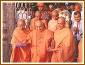 After Thakorji's darshan, Swamishri departs for Gondal 23 Oct 99