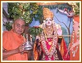 Performing Shangar arti at 7.30 am,
24 Oct 99