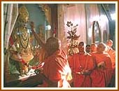 Swamishri offering worship to Akshar Purushottam Maharaj at Yogi Smruti Mandir,24 Oct 99