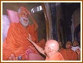 Swamishri after inaugurating an exhibition of Yogiji Maharaj's paintings and relief works at Yogi Smruti Mandir,24 Oct 99