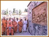 Swamishri after inaugurating an exhibition of Yogiji Maharaj s paintings and relief sfworks at Yogi Smruti Mandir,<br>24 Oct 99