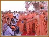 After Thakorji's darshan, Swamishri departs for Gondal, 23 Oct 99