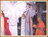 Doing darshan at Akshar Deri