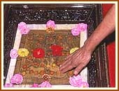 Swamishri touching the holy charnarvind
of Lord Swaminarayan, Akshar Deri