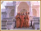 Swamishri descending the steps of Akshar Mandir, Gondal