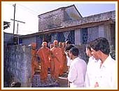 Swamishri visits a devotee's home in Bilkha, 31 Oct 99