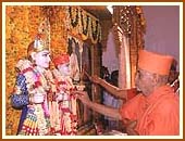 Swamishri performing the Murti Pratishtha of Shri Akshar Purushottam Maharaj, 31 Oct, 99