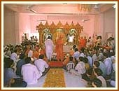 Swamishri performing the arti after the Murti Pratishtha ceremony, 31 Oct 99