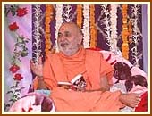 Swamishri discoursing after his morning puja (Labh pancham)