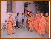 Swamishri doing darshan and prostrations at the Shri Swaminarayan Mandir