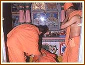 Swamishri doing darshan and prostrations at the Shri Swaminarayan Mandir