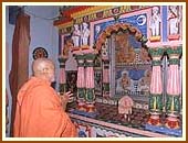 Swamishri doing darshan and prostrations at the Shri Swaminarayan Mandir
