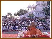Swamishris morning puja in the Mandir precincts