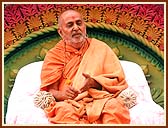 Swamishri showering his blessings on the concluding 3-day spiritual discourses