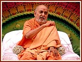 Swamishri showering his blessings on the concluding 3-day spiritual discourses