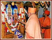 Swamishri performing the Murti Pratishtha ceremony of Akshar Purushottam Maharaj