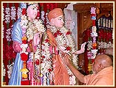 Offering Vedic worship on the occasion of the Murti Installation Anniversary ( 6th Patotsav). 7 Dec 99