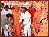 Swamishri performs the ground-breaking ceremony for a Girls' Hostel of "22 villages Patidar Educational Institution". 8 Dec 99