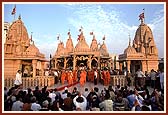 Swamishri after Thakorji's darshan, Surat Mandir