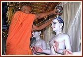 Swamishri bathing the Lord's murti with milk (Patotsav ceremony)
