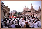 Devotees during Swamishri's morning walk