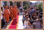 Humbly responding to the devotion and admiration of devotees