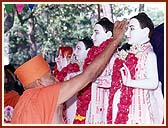 Offering worship to the Murtis of Akshar and Purushottam and Radha Krishna Dev