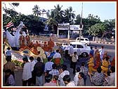 Murtis of Akshar and Purushottam being enthusiastically paraded in the float through the street of Chennai