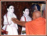 Swamishri invoking the Lord in the murtis of Akshar and Purushottam during the Murti pratishtha Ceremony