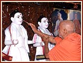 Swamishri invoking the Lord in the murtis of Akshar and Purushottam during the Murti pratishtha Ceremony