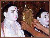 Swamishri invoking the Lord in the murtis of Akshar and Purushottam during the Murti - Pratishtha Ceremony