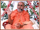 Swamishri blessing the assembly after the Murti pratishtha Ceremony