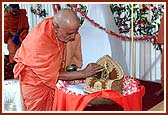 Swamishri doing pujan of Lord Harikrishna Maharaj 