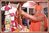 Murti pratishtha ceremony, invoking the Lord in the murtis of Lord Swaminarayan and Gunatitanand Swami 