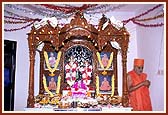 Circumambulating the murtis (Pradakshina)